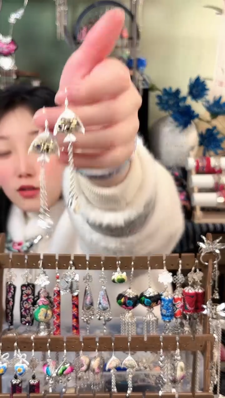 彩云南阁非遗老绣饰品714