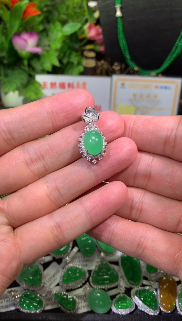 【闪购商品】翡翠颈饰18K金镶嵌蛋面