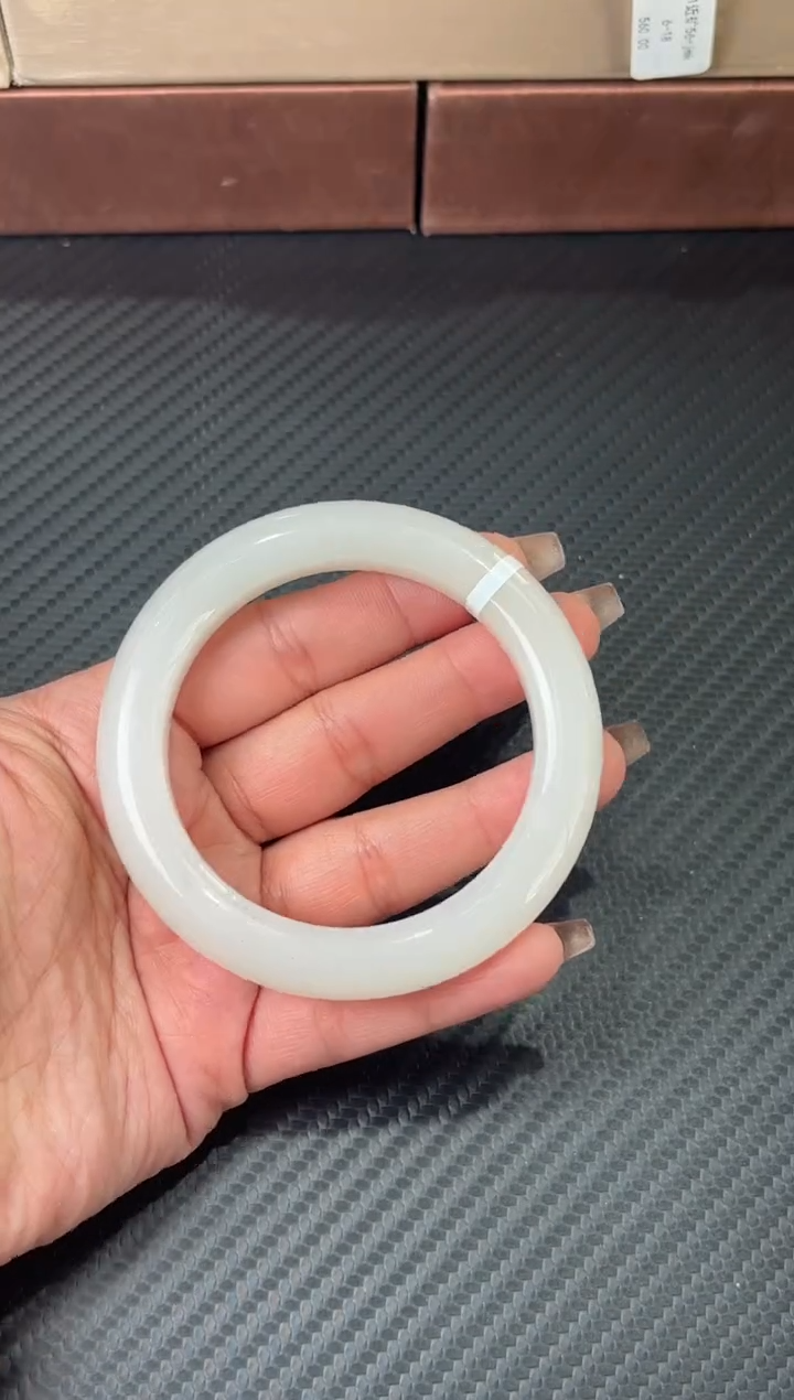 未镶嵌手镯和田玉黑山微色差57+Mm