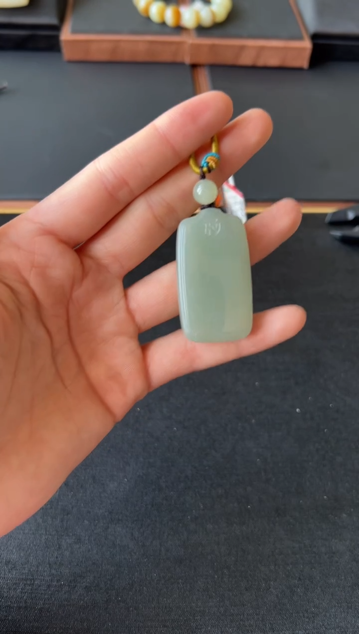 【闪购商品】和田玉吊坠(赠链)未镶嵌且末微色差近矿