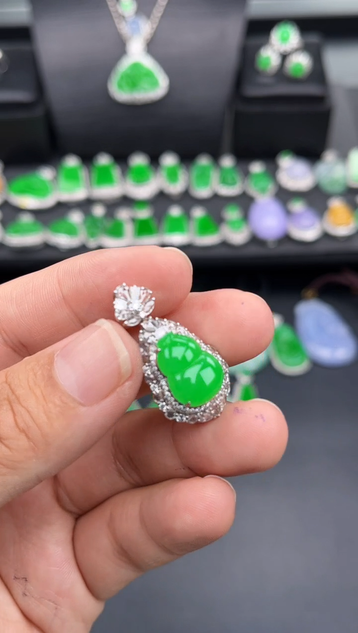 翡翠18K金镶嵌吊坠(不含链)多人