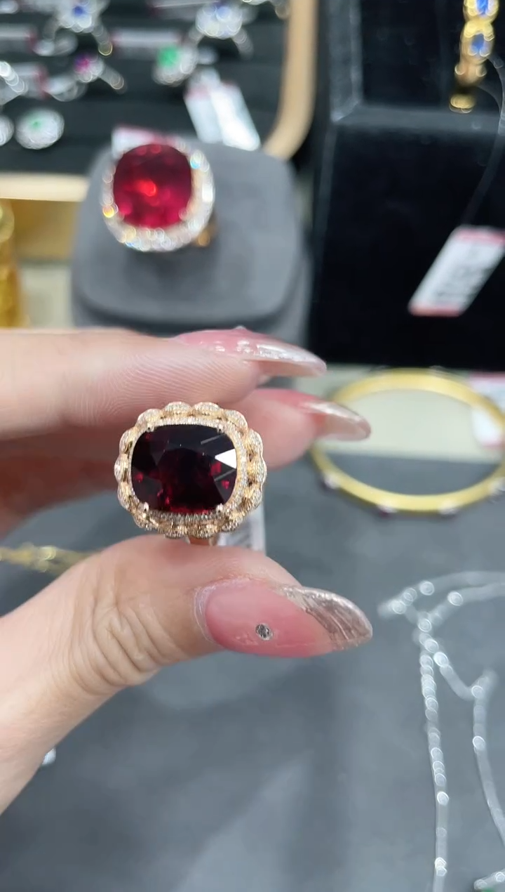 戒指18K金镶嵌碧玺戒指