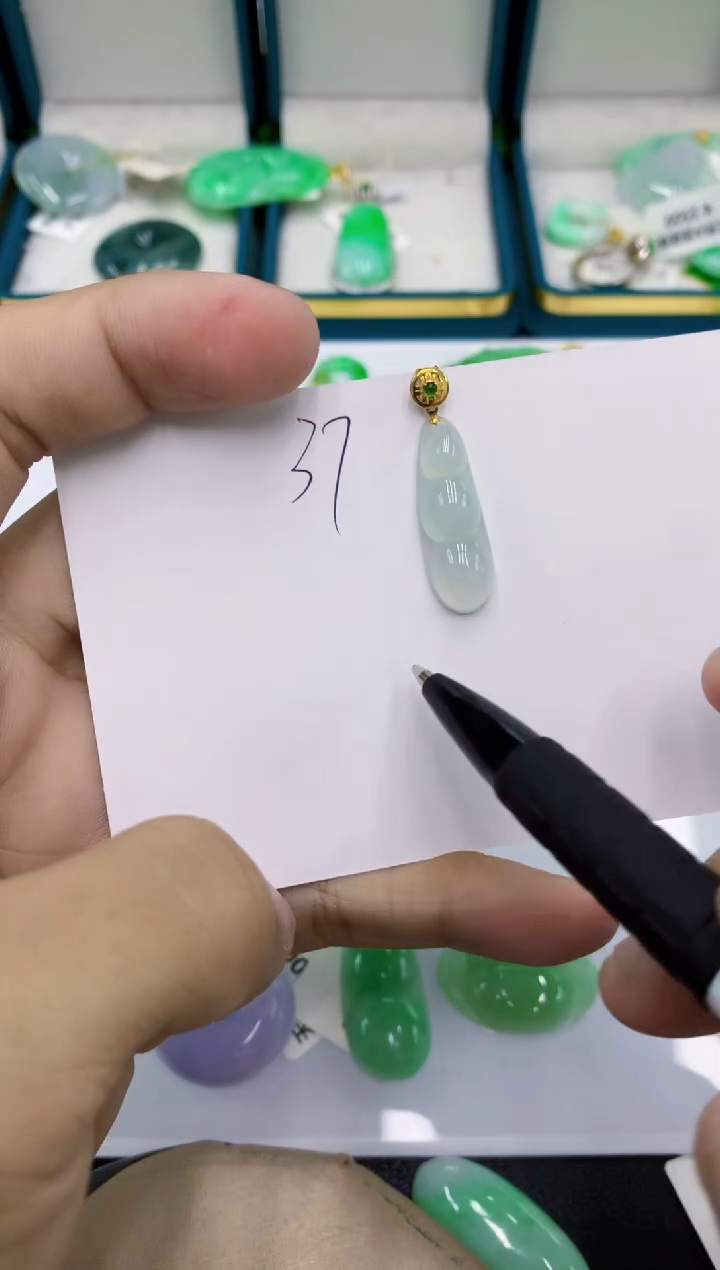 颈饰未镶嵌翡翠琴**欢翡翠