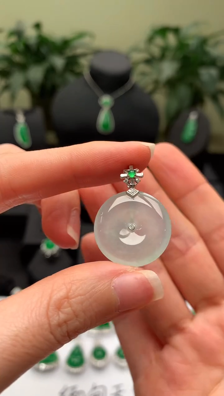 【闪购商品】翡翠颈饰18K金镶嵌平安扣