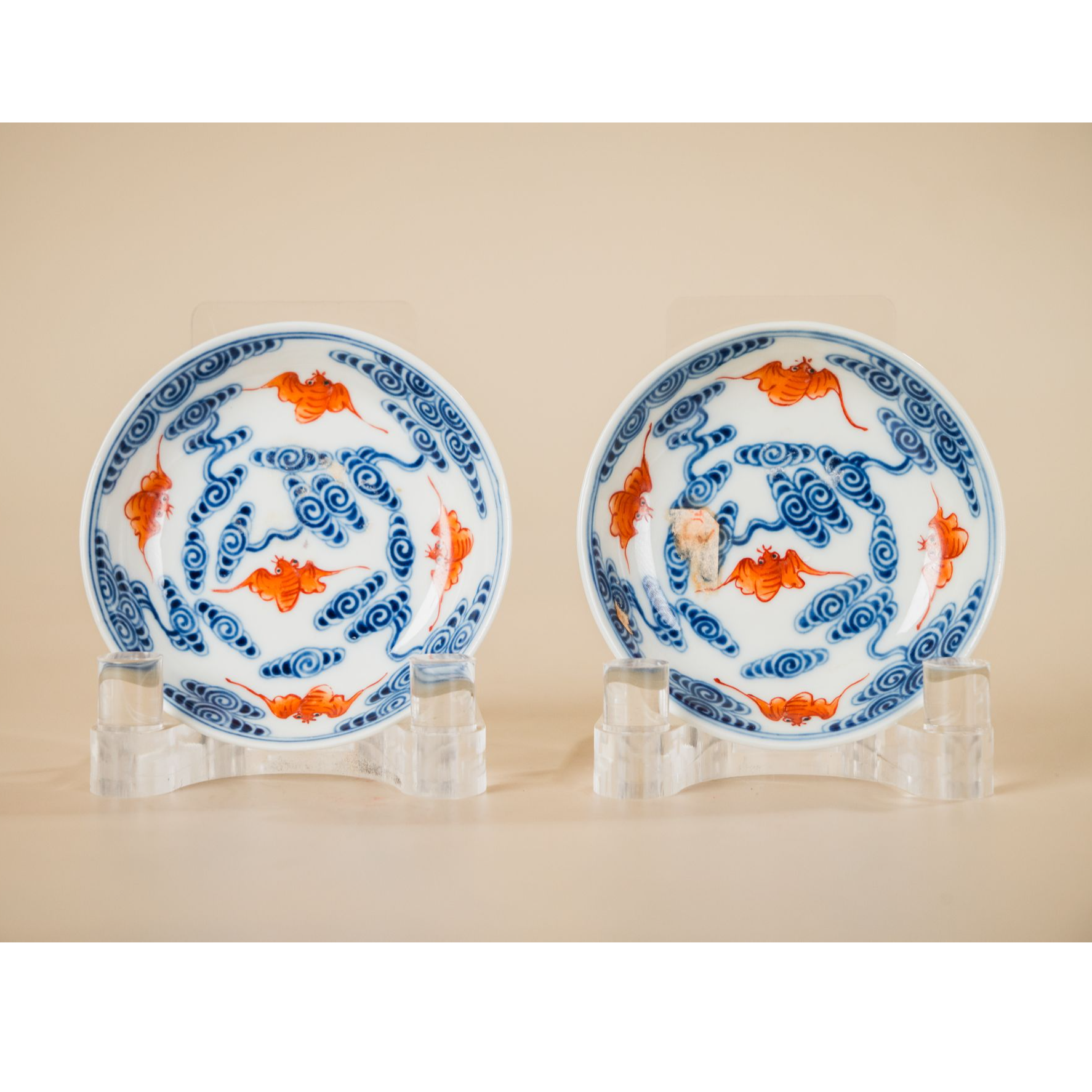 Lot  16    清  青花矾红云蝠纹碟一对(7.21瓷杂拍卖)