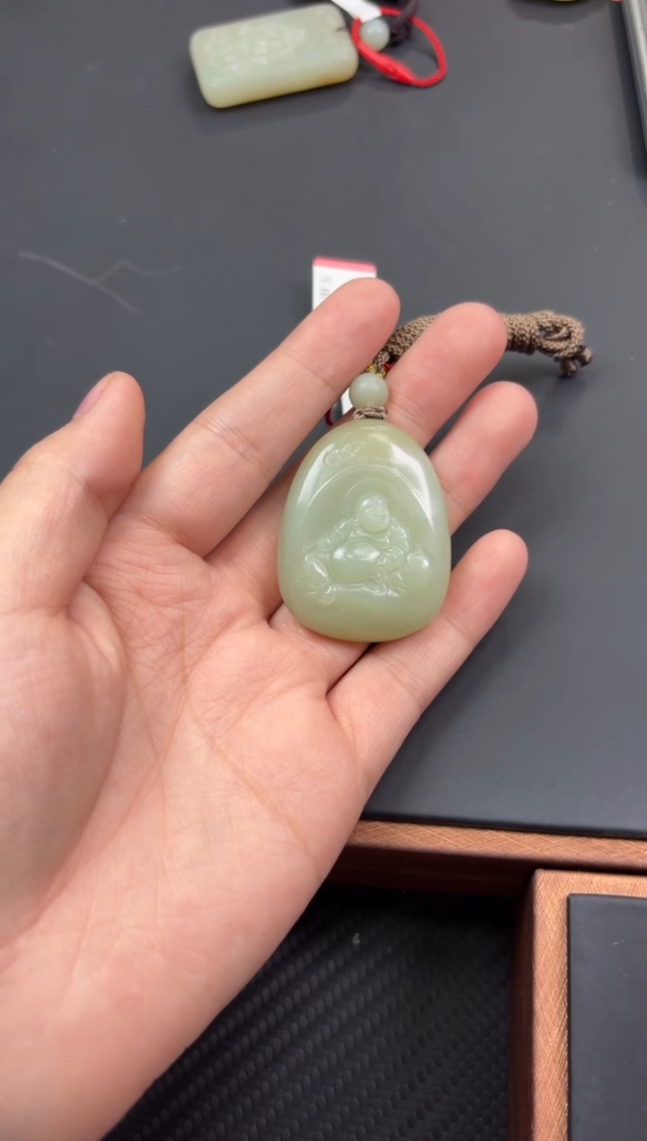 【闪购商品】和田玉吊坠(赠链)未镶嵌且末微色差迪克兰吊坠L