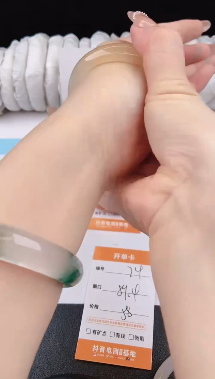 未镶嵌手镯石英质玉74