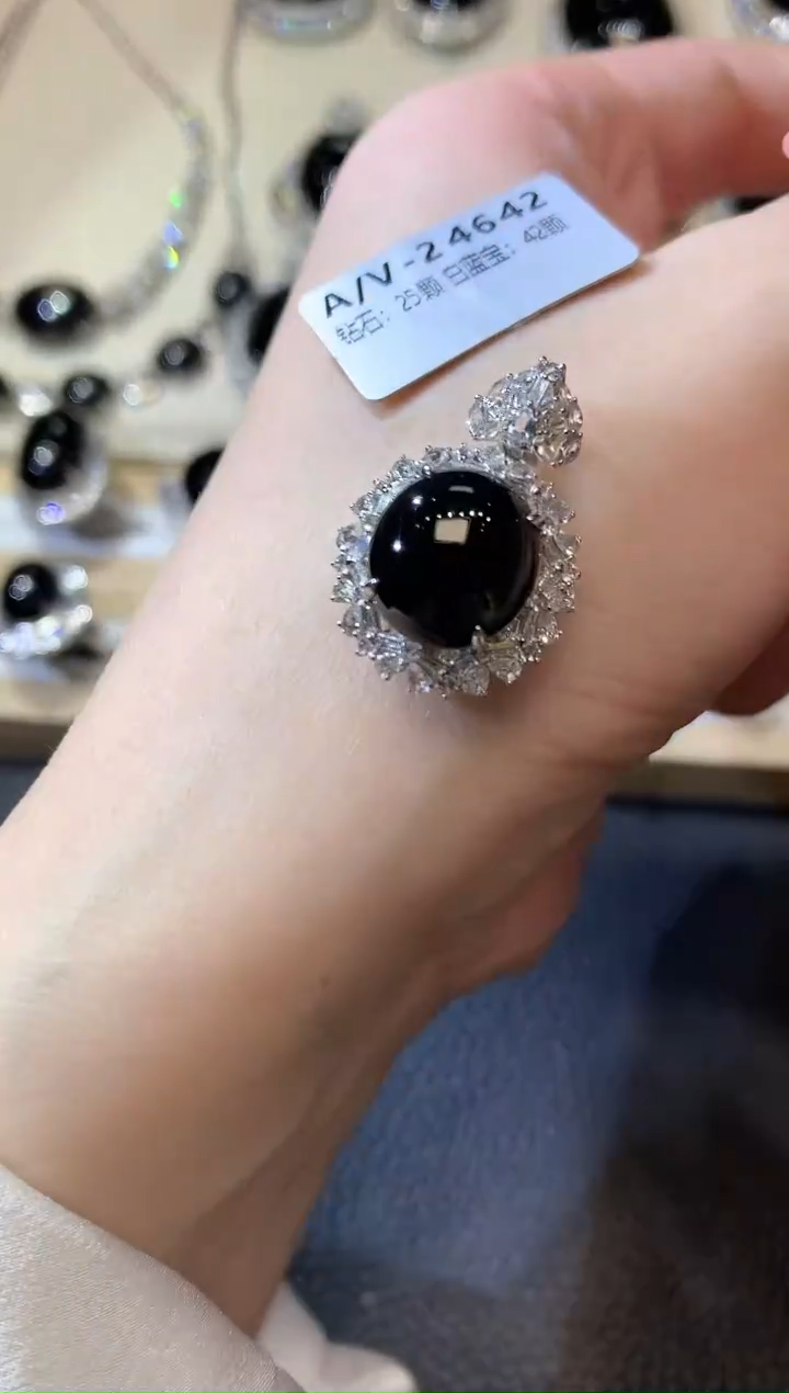 【闪购商品】翡翠吊坠(不含链)18K金镶嵌D98 