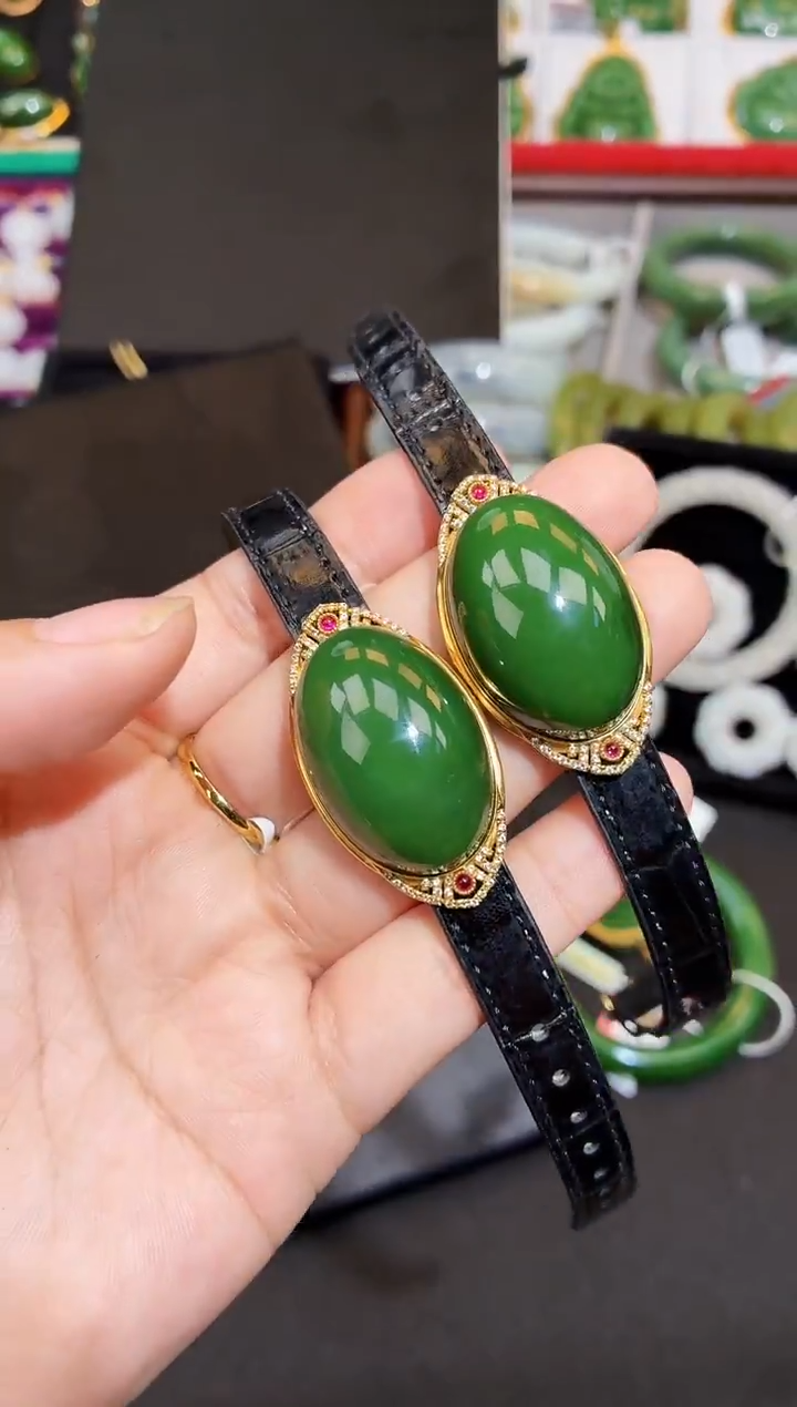 吊坠(赠链)18K金镶嵌和田玉33MM多样性发一