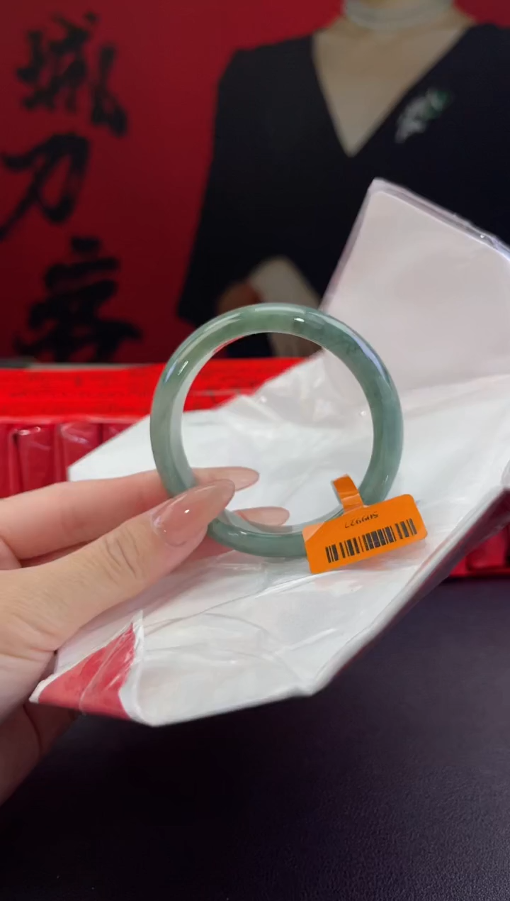 【闪购商品】翡翠手镯未镶嵌2翡翠手镯(微瑕）