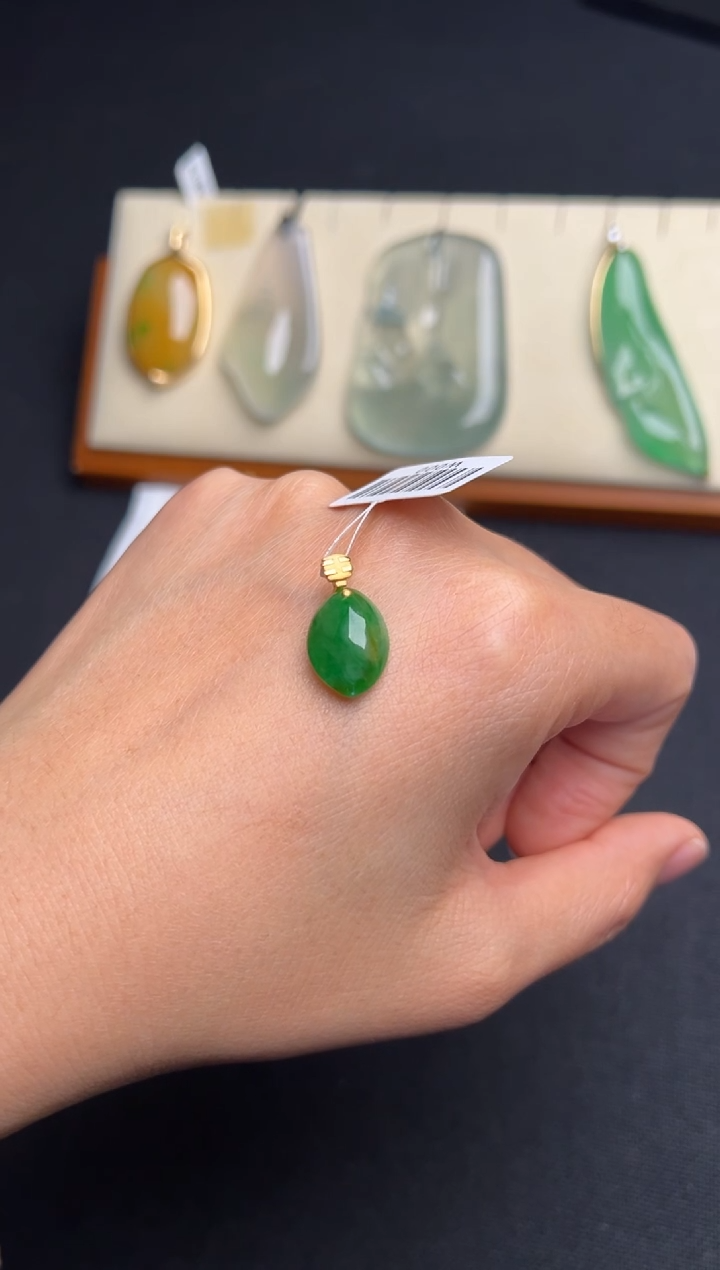 吊坠(不含链)18K金镶嵌翡翠绿吊坠