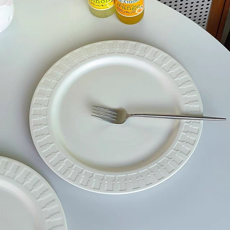 法式简约奶白11英寸陶瓷盘子家用圆形餐盘浮雕耐高温餐具白色平盘