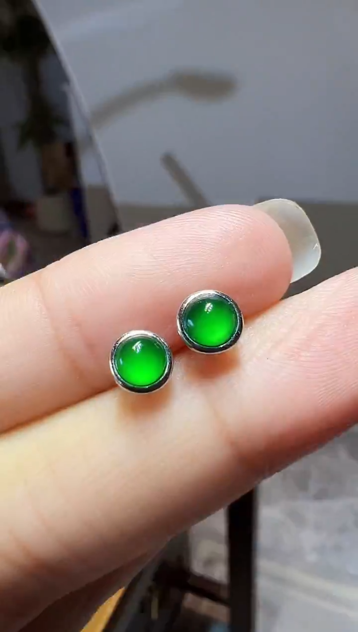 18K金镶嵌翡翠耳钉蛋面