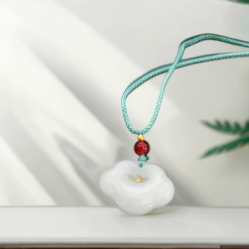 新疆天山翠祥云锁吊坠石英质玉纹路多样性颜色随机拍一发一祥云锁