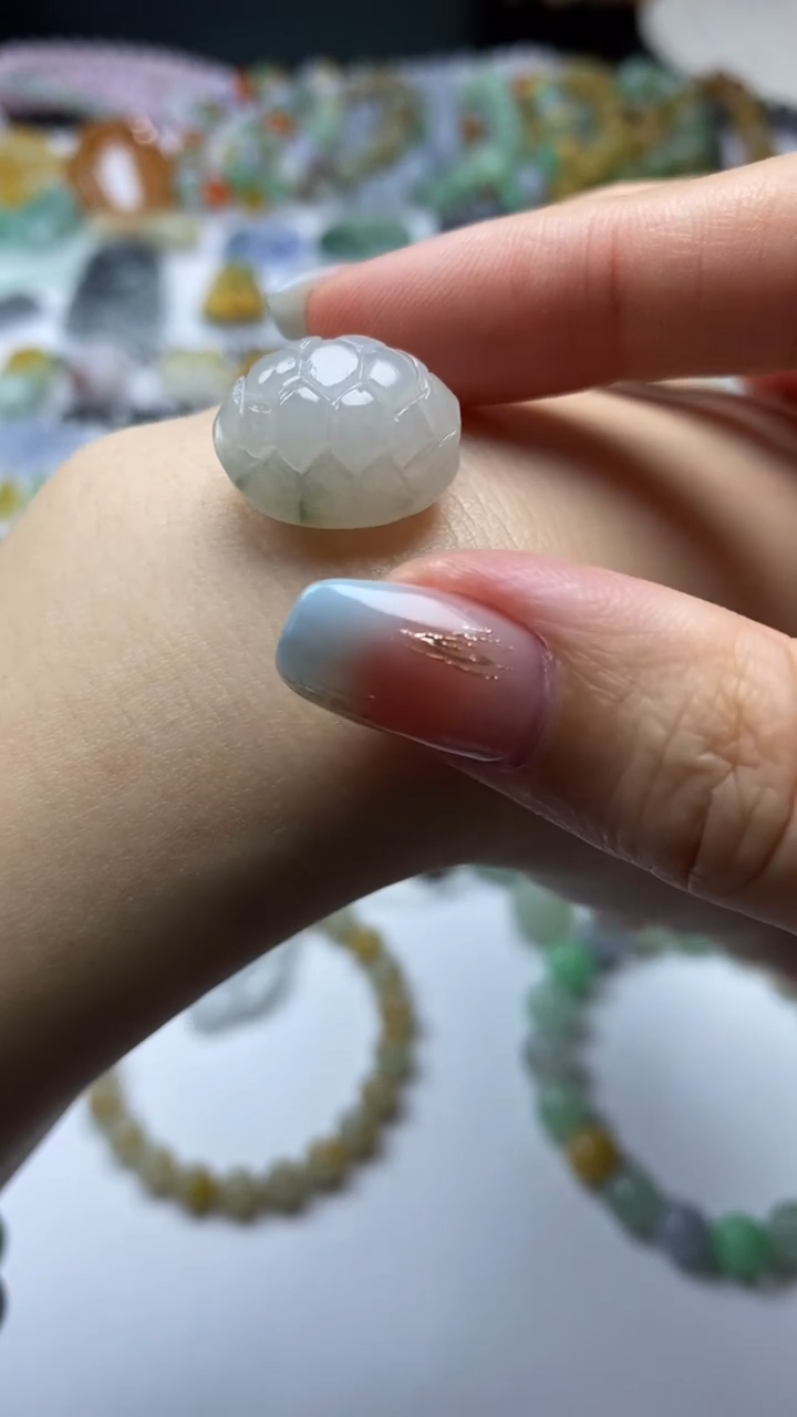 翡翠挂件未镶嵌翡翠