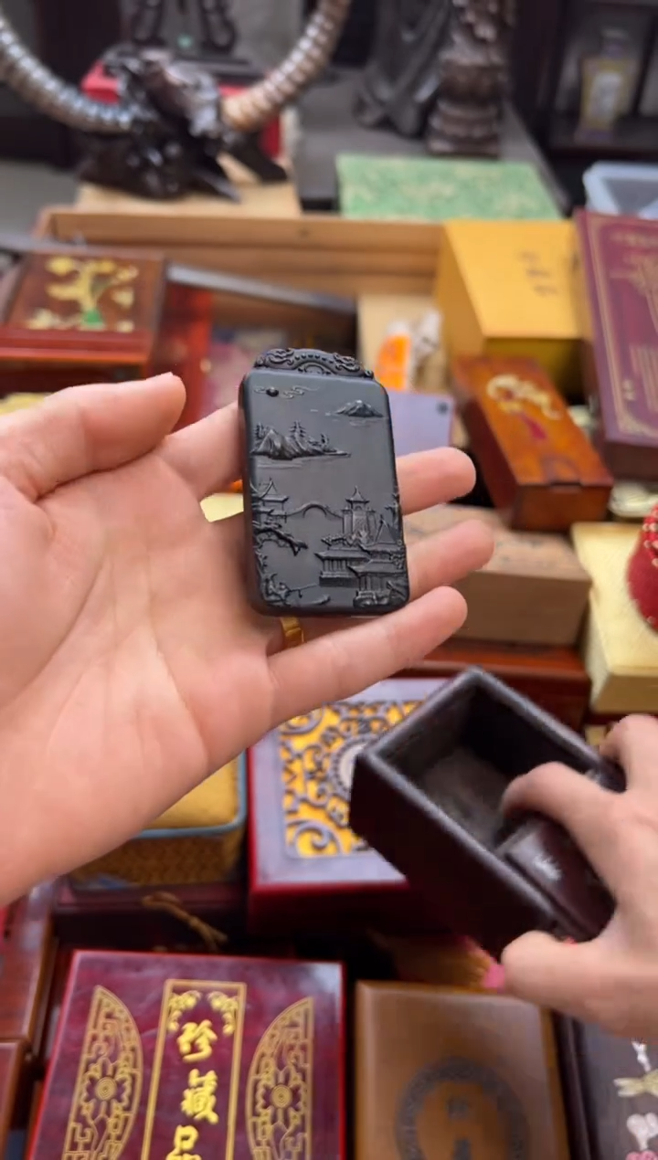 和田玉未镶嵌颈饰———————瓷——————山水牌