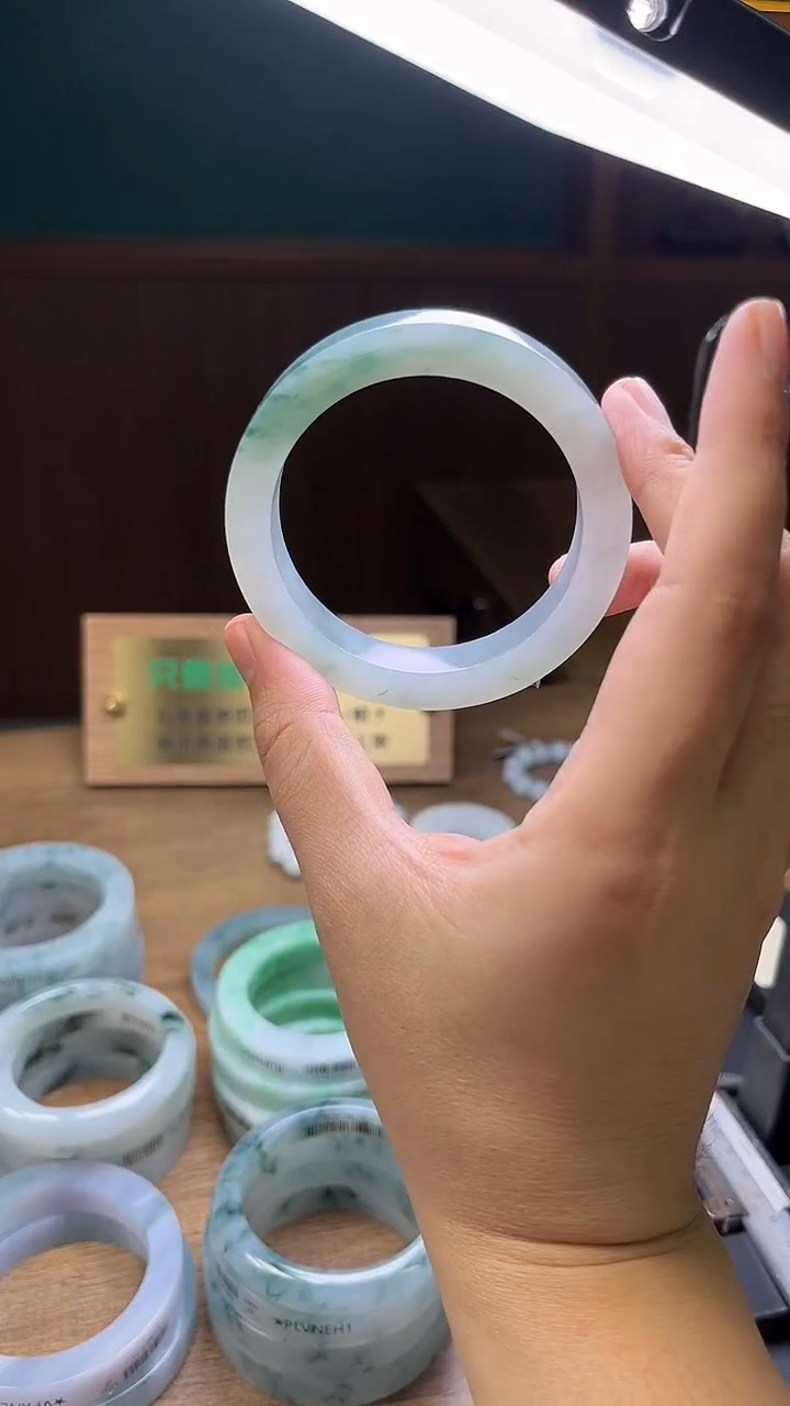 未镶嵌手镯定制翡翠太****?定制