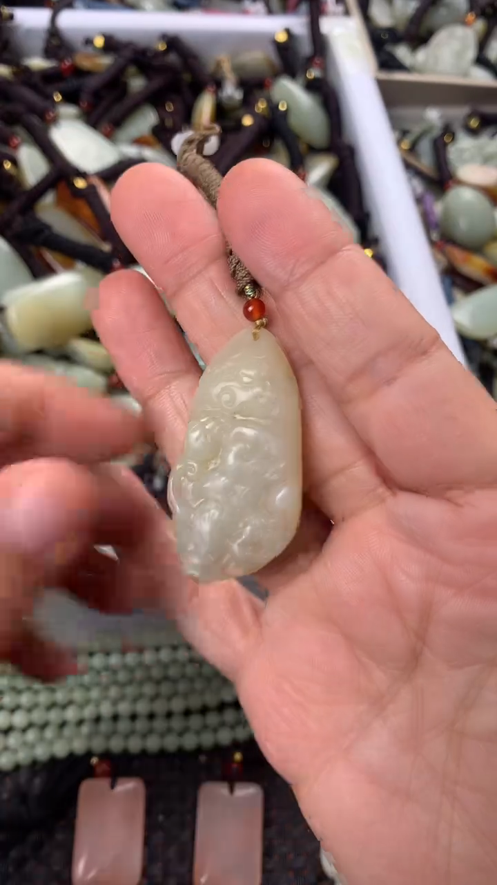 【闪购商品】和田玉颈饰未镶嵌多样性发货没有证书，拍一发一.有瑕