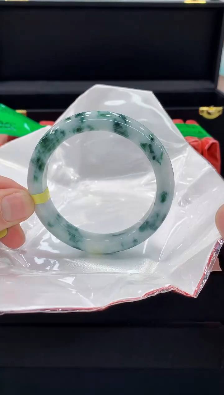 翡翠手镯未镶嵌手镯
