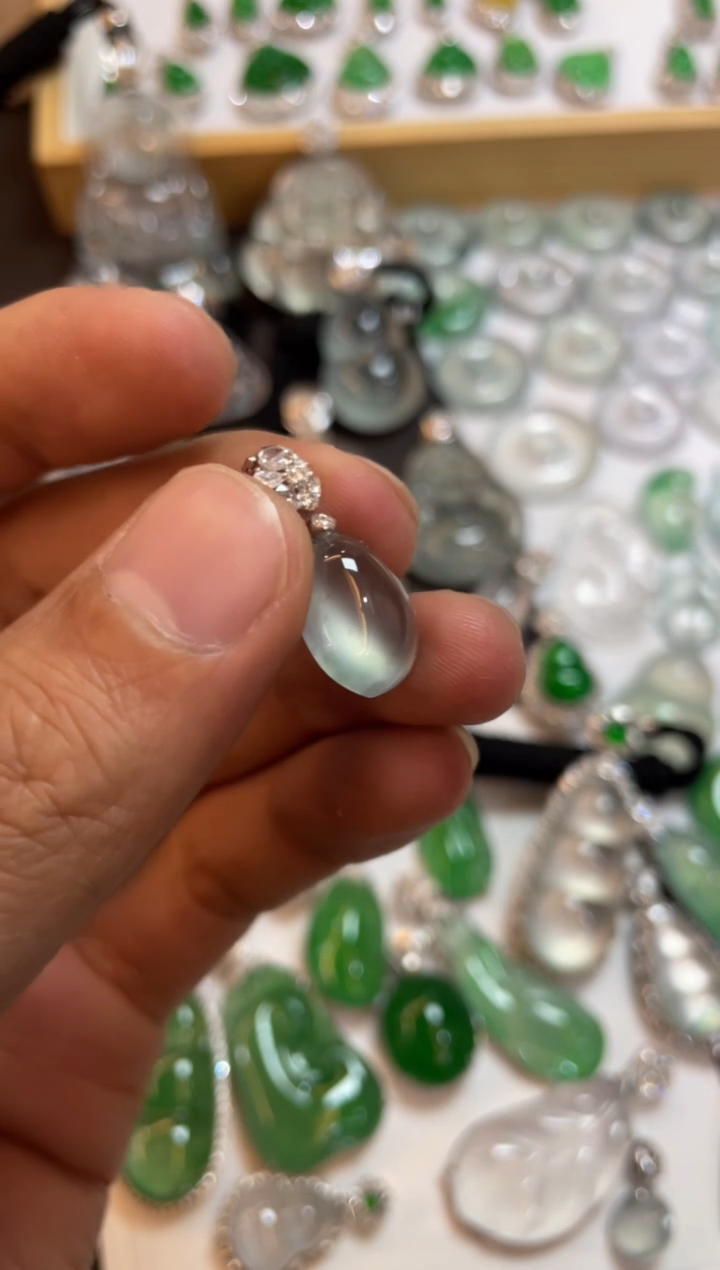 【闪购商品】翡翠吊坠(不含链)18K金镶嵌福瓜