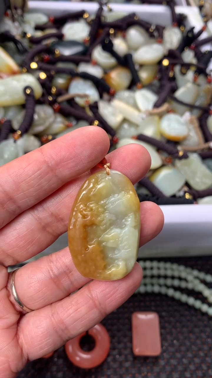 【闪购商品】和田玉颈饰未镶嵌多样性发货没有证书.拍一发一，有瑕