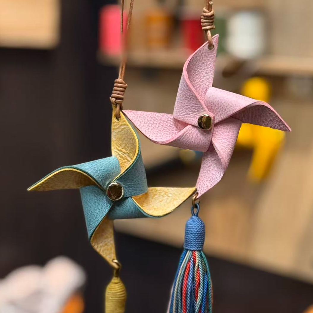 【 小梁师傅 】头层雾蜡手工对贴精致“风生水起”风车挂件