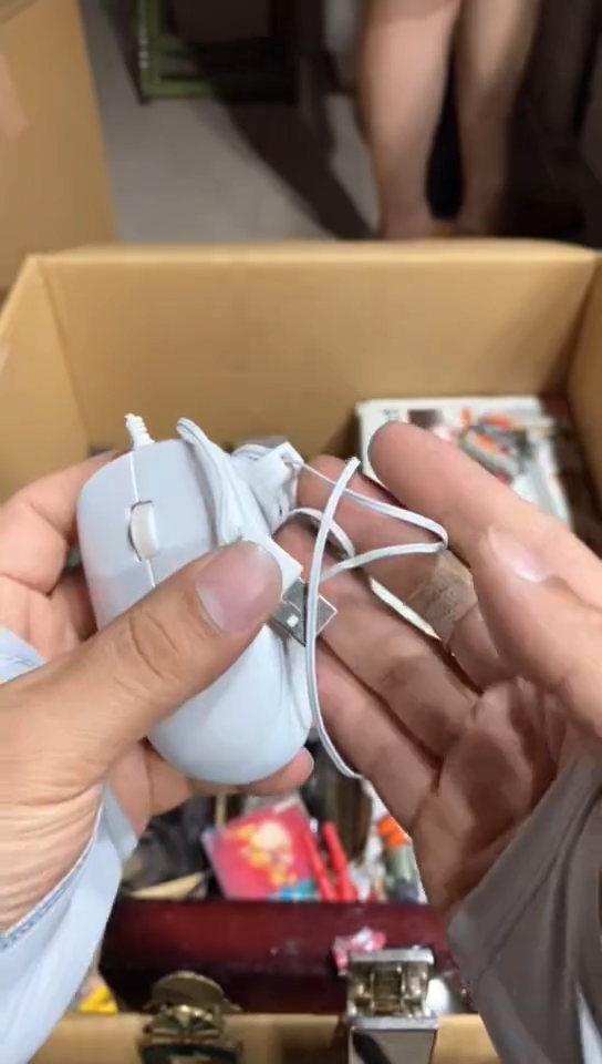 8新若****e  689中古商品，瑕疵品，不保好坏。