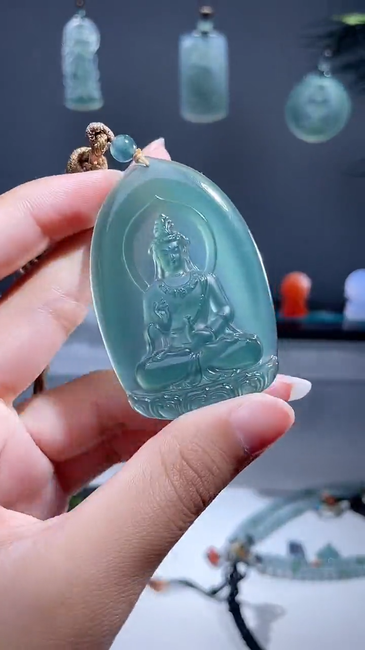 翡翠未镶嵌颈饰观音