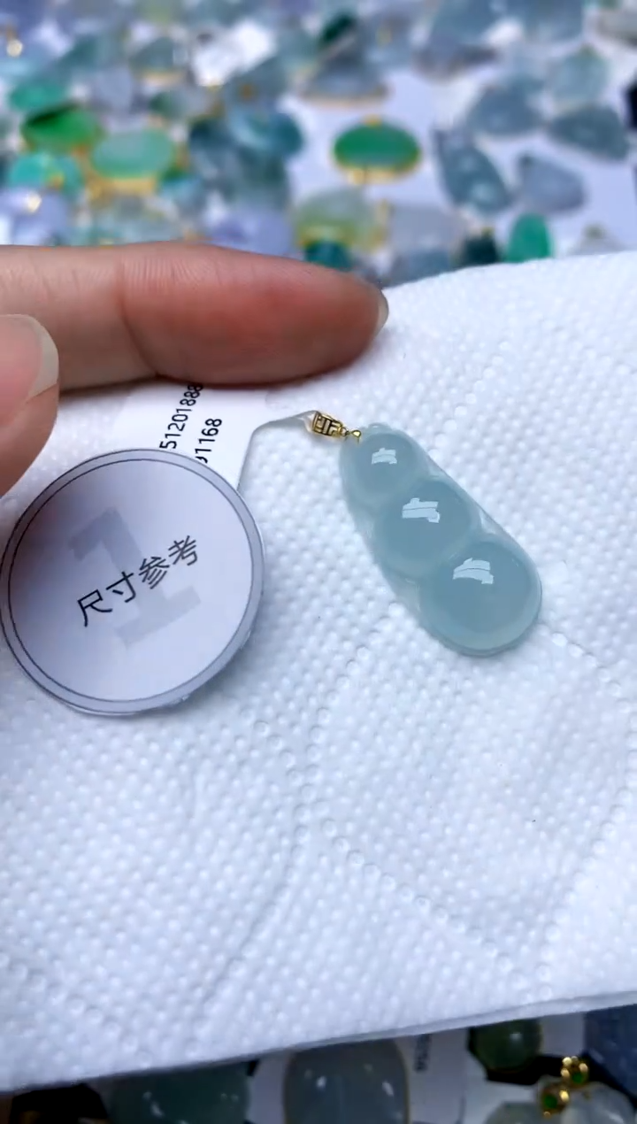 颈饰18K金镶嵌翡翠天然A货翡翠