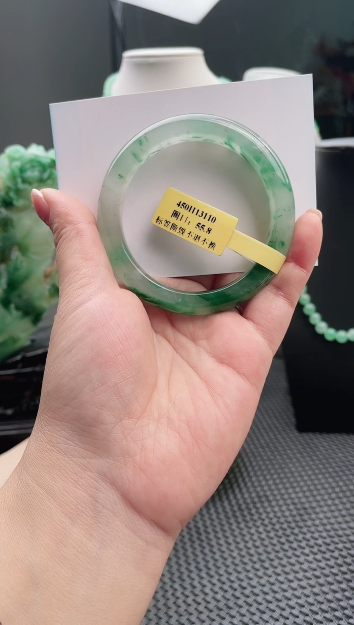 未镶嵌手镯石英质玉（非洲翠）手镯