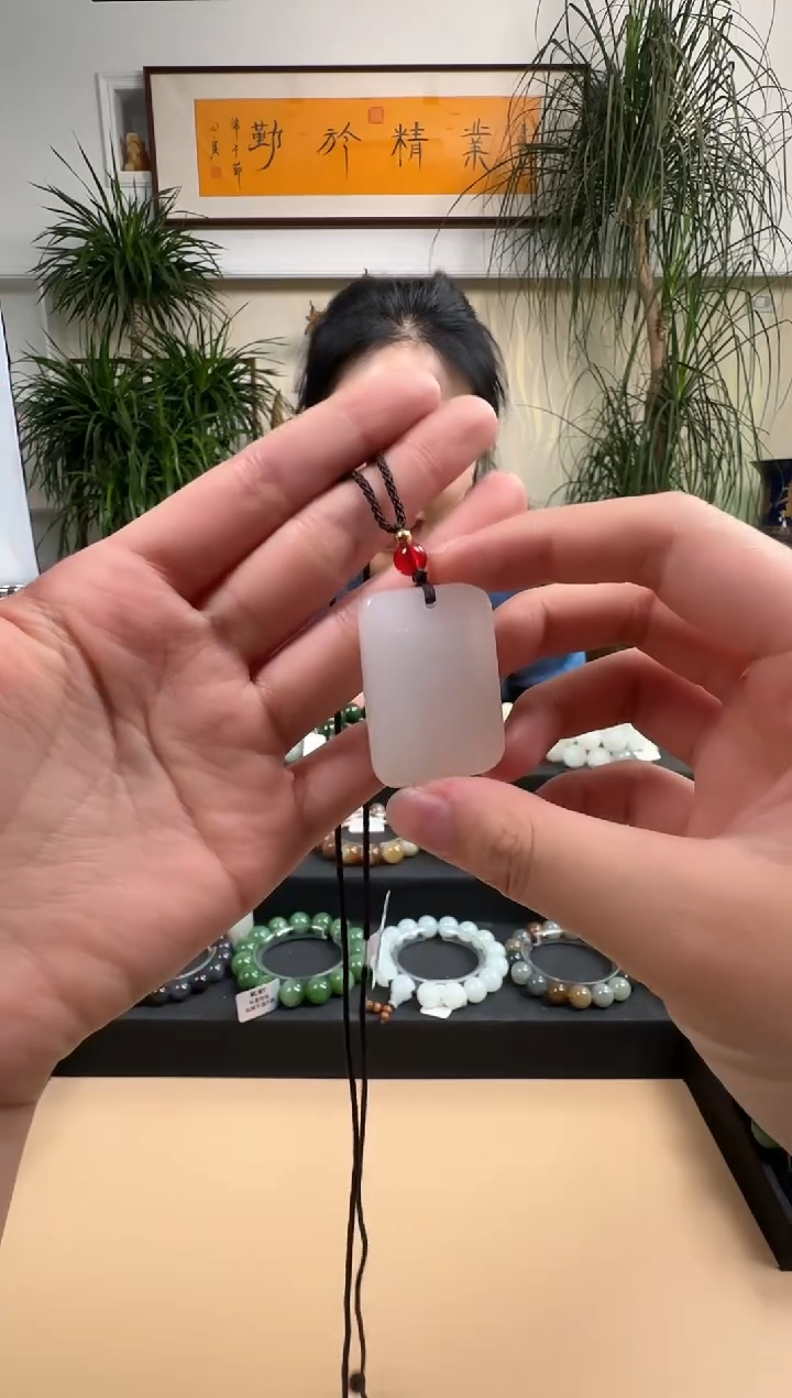 石英质玉（金丝玉）未镶嵌颈饰颈饰