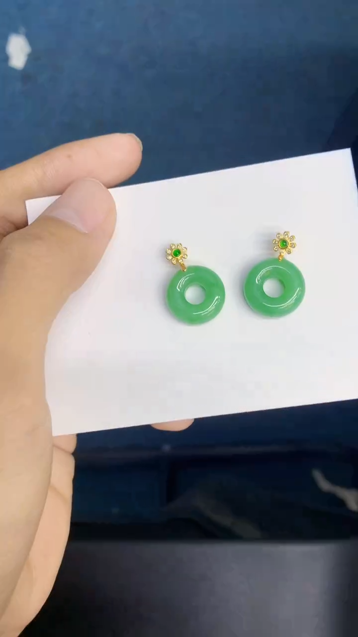 翡翠未镶嵌颈饰多样性发其一