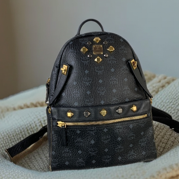 95新 MCM 32黑色铆钉中号双肩包/EE12624030/4030