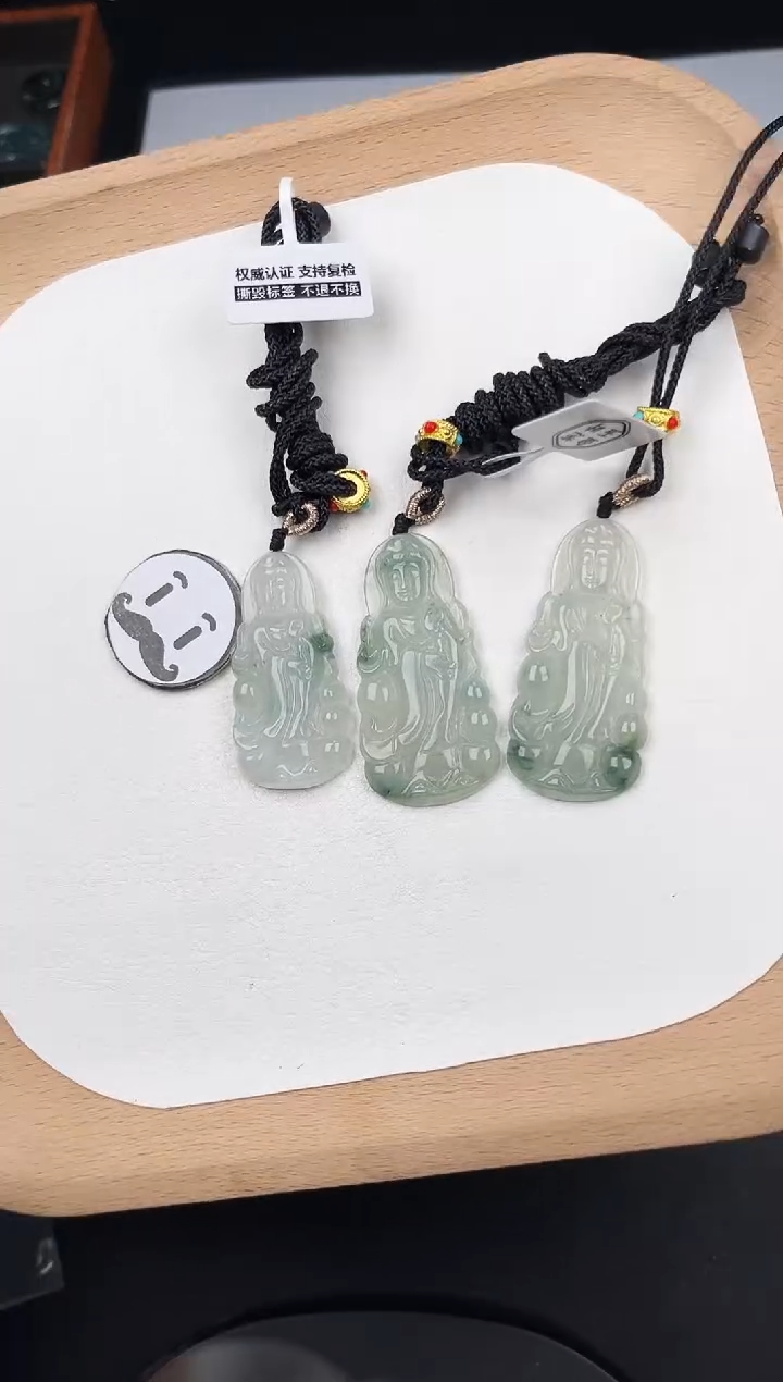 颈饰未镶嵌翡翠LA126冰飘花站观音（小）+送同款绳子多样性发其一