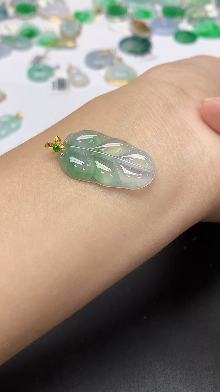 翡翠18K金镶嵌颈饰天然缅甸a货翡翠