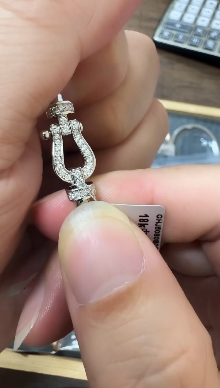 18K金镶嵌吊坠钻石k白马蹄吊坠