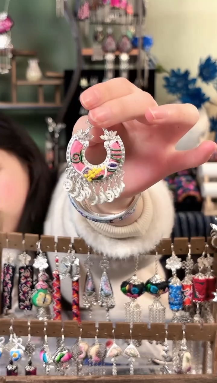 彩云南阁非遗老绣饰品655