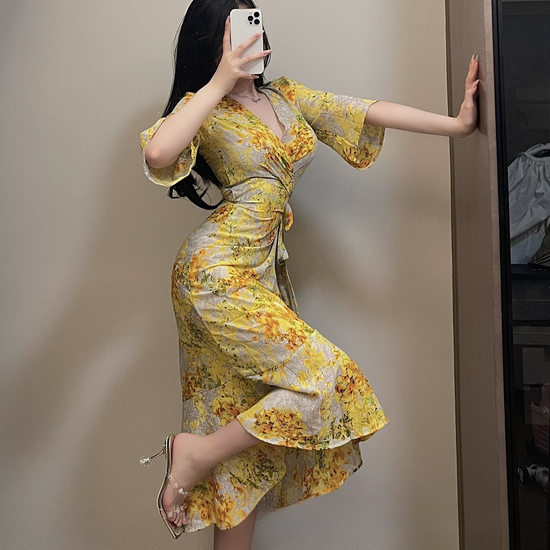 夏季新品某音爆款黄色战袍风情花卉印花V领性感度假长裙女