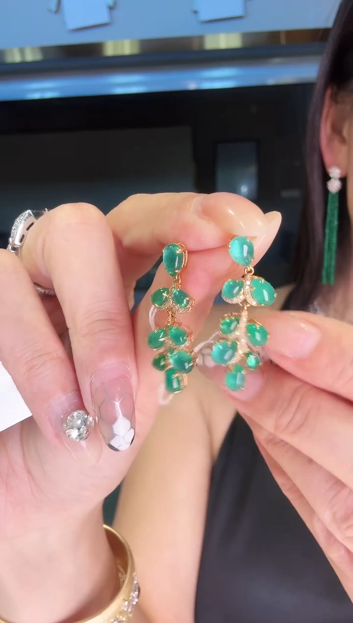 18K金镶嵌耳饰祖母绿5.5