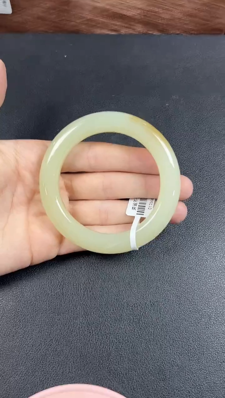 和田玉手镯未镶嵌且末金山微色差57+手镯