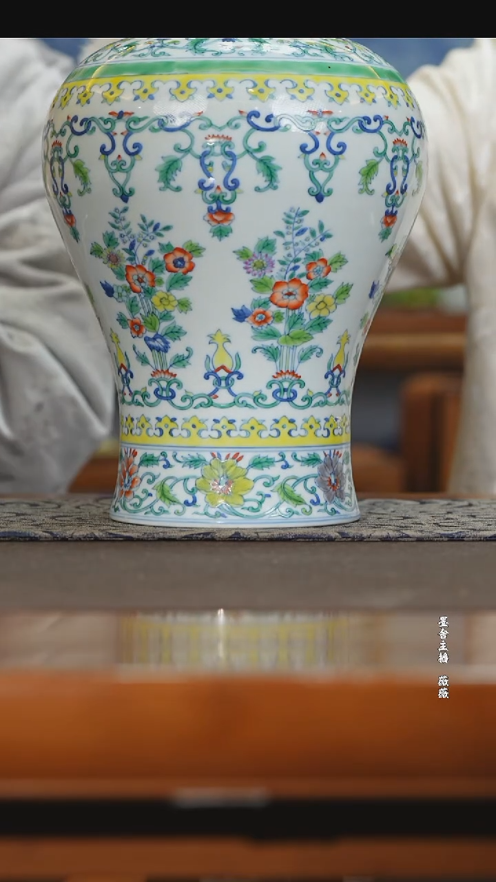 【闪购商品】皇窑斗彩花卉梅瓶