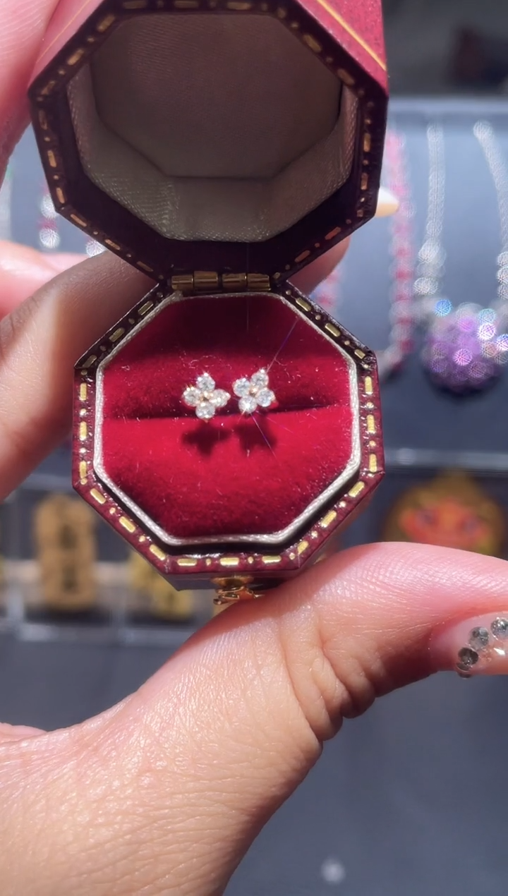 【闪购商品】钻石耳饰18K金镶嵌钻石耳饰