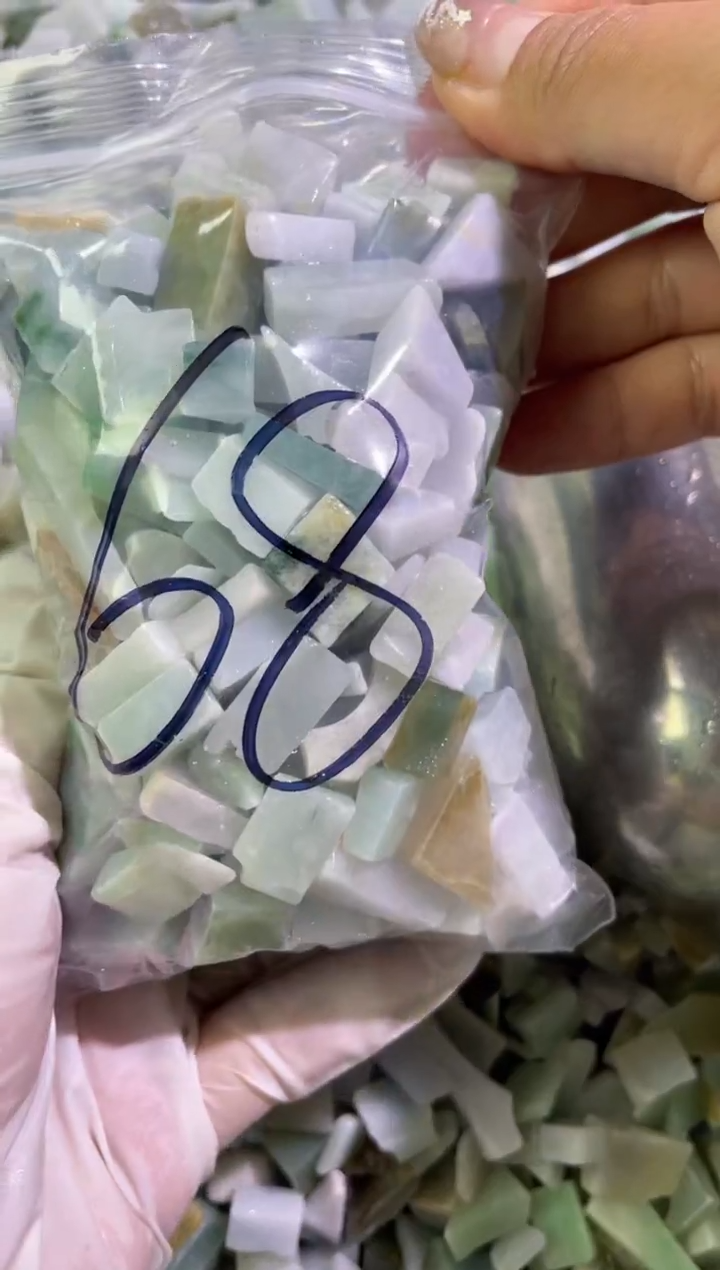 【闪购商品】翡翠颈饰未镶嵌天然翡翠边角小号500克68