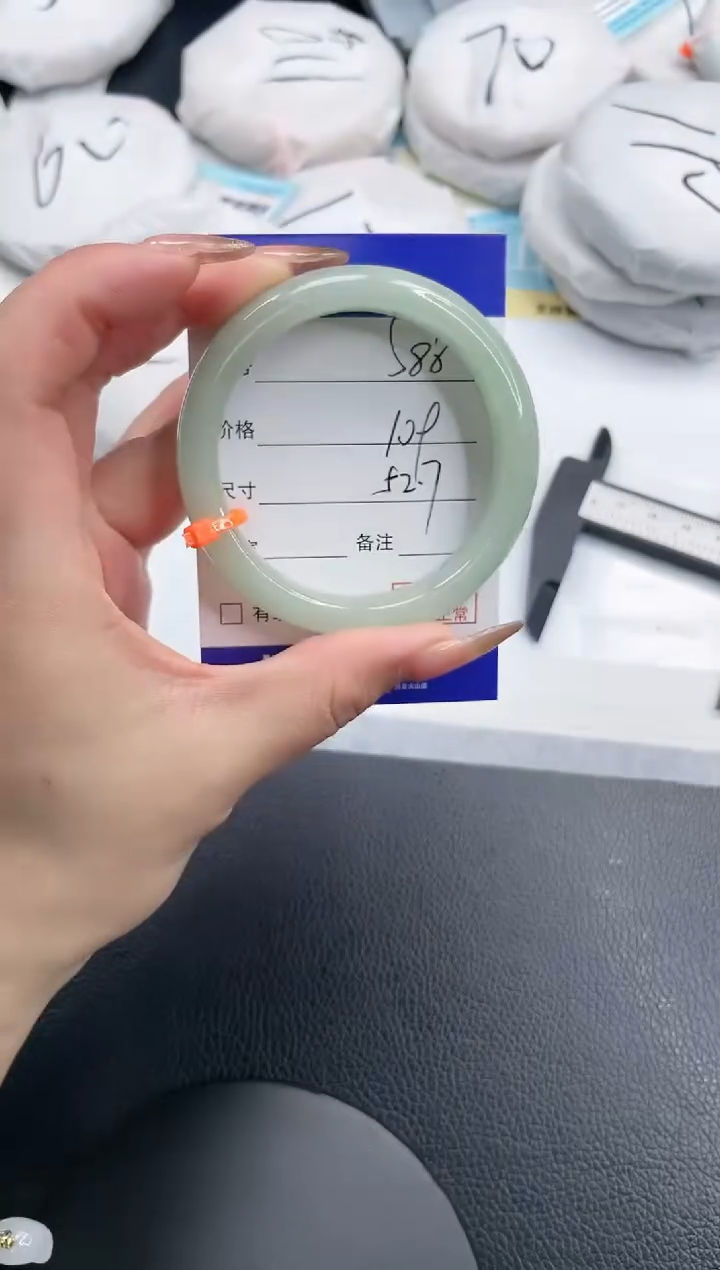 【闪购商品】石英质玉手镯未镶嵌7S88-52