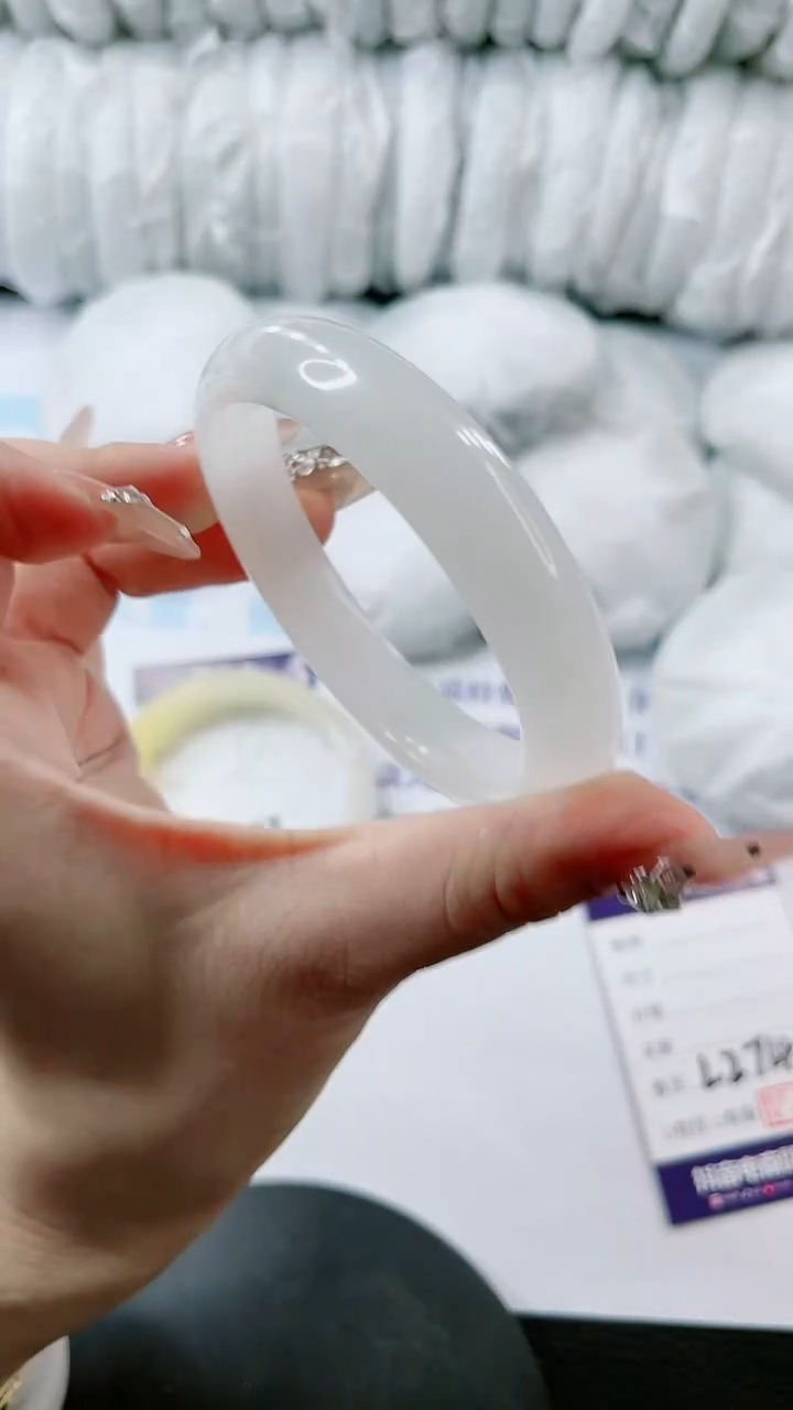 【闪购商品】石英质玉手镯未镶嵌多样性发货L274