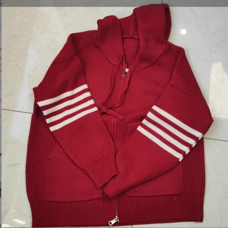 百搭款红色四杠连帽大兜毛衣