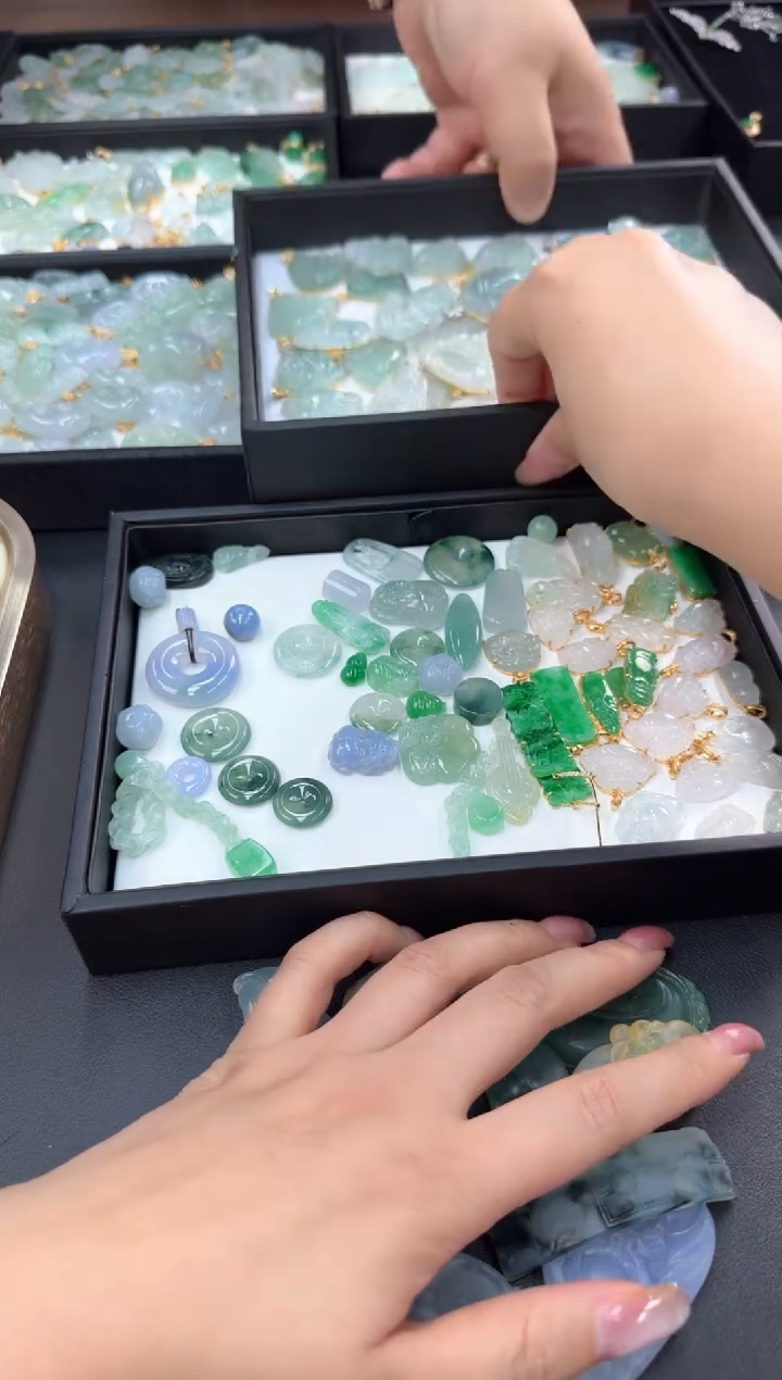 【闪购商品】翡翠颈饰18K金镶嵌25021399