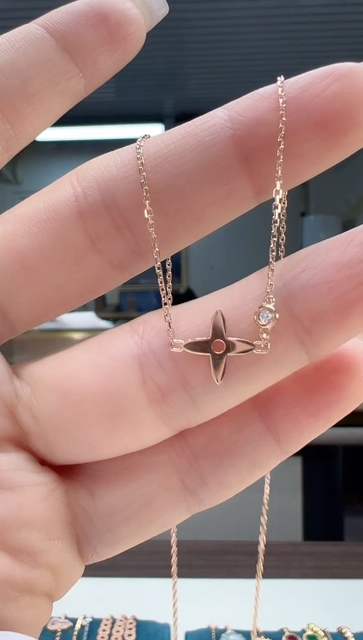 【闪购商品】钻石套链18K金镶嵌镶钻老花锁骨链K红