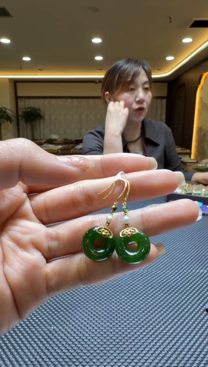 颈饰18K金镶嵌和田玉耳饰一对