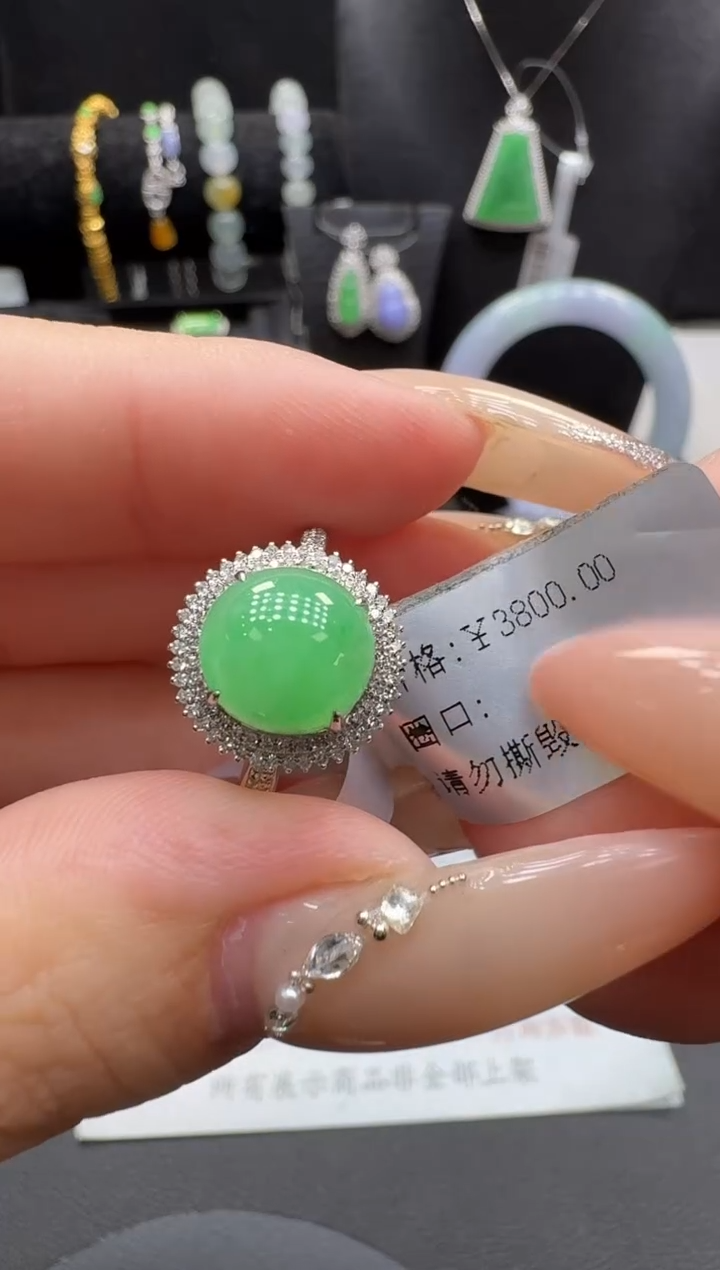 18K金镶嵌戒指翡翠翡翠戒指